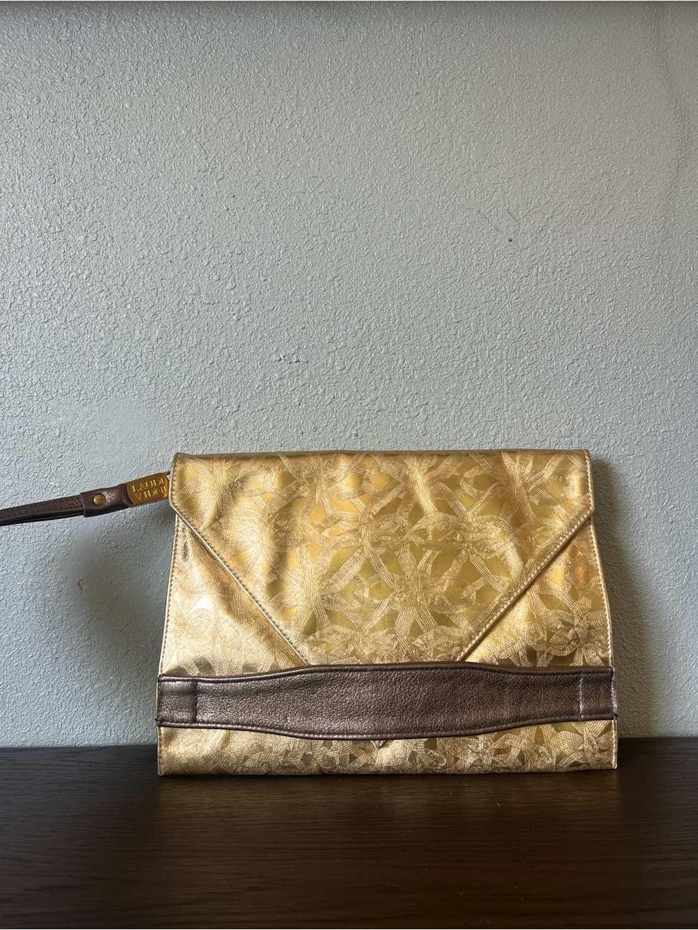 Laudi vidni Gold Metallic Envelope Wristlet Clutch